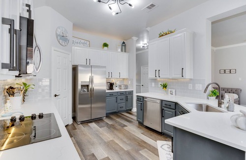 South Arlington Casa | "Spacious Home for a group of 12, Your family Getaway"