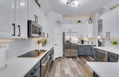 South Arlington Casa | "Spacious Home for a group of 12, Your family Getaway"