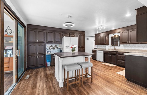 Green Bay Casa | Spacious home in Green Bay with hot tub, fireplace & fitness room