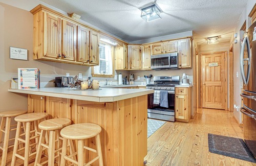 Helen Cabaña | Spacious Home in Helen w/ Porch & Balcony!