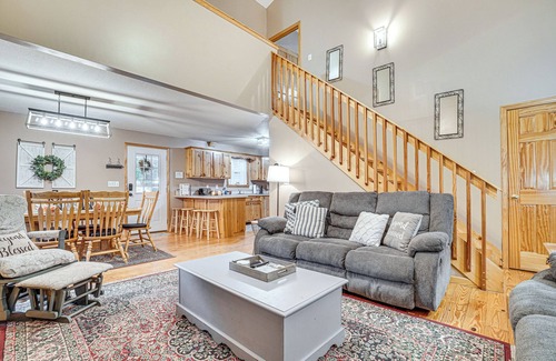 Helen Cabaña | Spacious Home in Helen w/ Porch & Balcony!