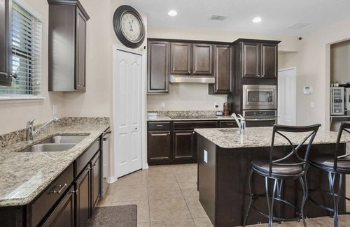 Memphis Casa | Spacious Home in Large Neighborhood, Minutes Away from the Beach and Riverwalk!