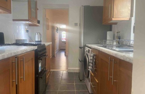 Reading Casa | Spacious Home in Town Centre with Parking