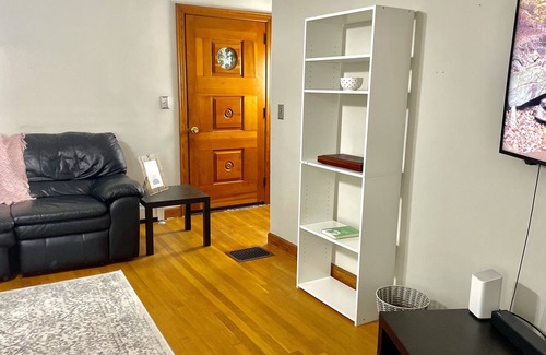 Seymour Casa | Spacious Home Including All Essentials & Free Parking. Cozy.