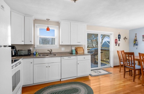 Sandwich Casa | Spacious home just a short distance to Town Neck Beach and the Sandwich Boardwalk