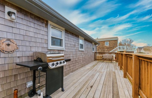 Sandwich Casa | Spacious home just a short distance to Town Neck Beach and the Sandwich Boardwalk
