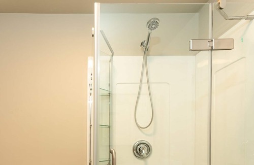 Saanich East Casa | Spacious Home-Like Suite (Upper)