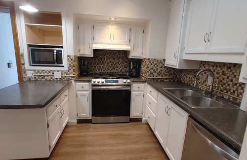 Atascadero Casa | Spacious home located close to beaches and wineries.