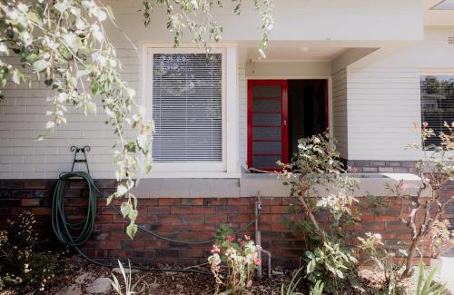 Sandy Bay Casa | Spacious home near the Derwent in Sandy Bay