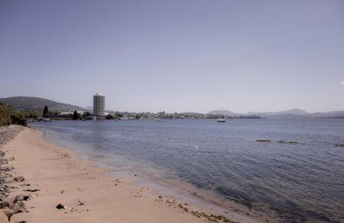 Sandy Bay Casa | Spacious home near the Derwent in Sandy Bay