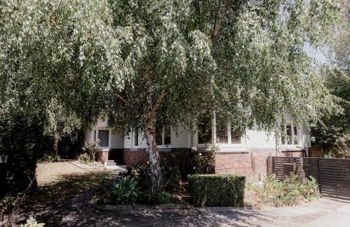 Sandy Bay Casa | Spacious home near the Derwent in Sandy Bay