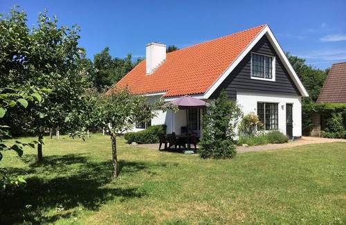 Nieuw-Haamstede Casa | Holiday home Zeemeeuw is a spacious and cozy detached house in a quiet location, in a beautiful area near the beach and the lighthouse of Haamstede.