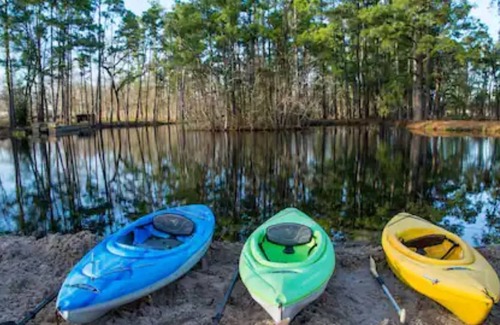 Northside Casa | Spacious home on 25 acre estate with lake & beach