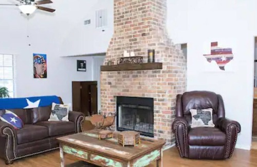 Northside Casa | Spacious home on 25 acre estate with lake & beach