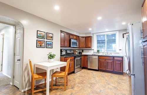 South Side Slopes Casa | Family Friendly Spacious Home- King Bed- Sleeps 8