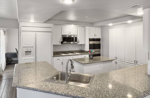 Las Vegas Casa | Spacious home, private heated pool & spa, completely furnished in a great area