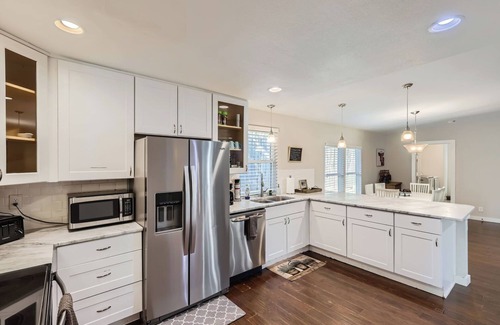 Shearer Hills - Ridgeview Casa | Spacious Home W/ Pool + Game Room / Near Riverwalk & Downtown!