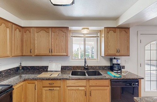 Tucson Casa | Spacious home w/ private pool & optional pool heat, large yard