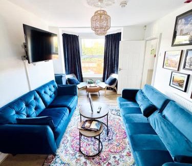 Pontrilas Casa | Spacious Home, Walk to City Centre & Free Parking