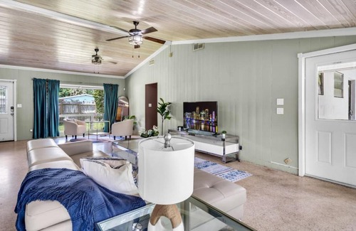 Riverside Park Casa | Spacious Home with Pool for 8 People