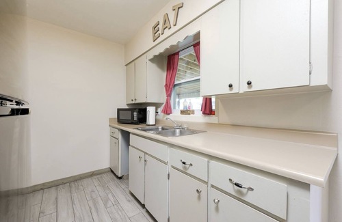 Alto Pino Casa | Spacious home with Pool Table 10 minutes from Beaches and Speedway