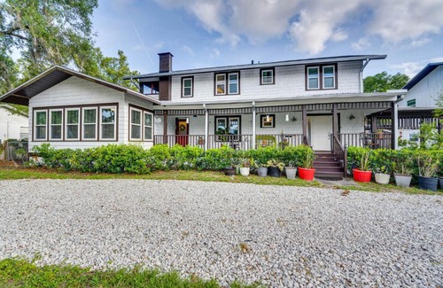 Mount Dora Casa | Spacious Home with Florida Room about 1 Mi to Lake Dora!
