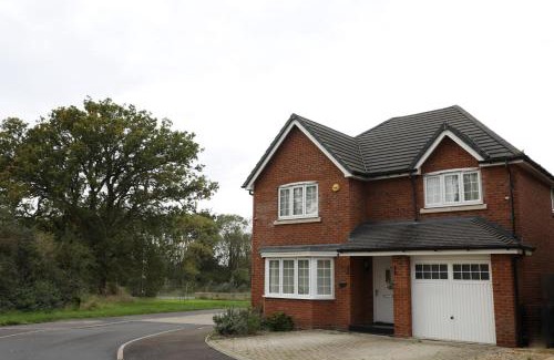 Sindlesham Casa | Spacious home with office and double driveway & FREE Wifi By ULTIMATE HOMES AWAY