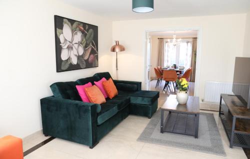 Sindlesham Casa | Spacious home with office and double driveway & FREE Wifi By ULTIMATE HOMES AWAY
