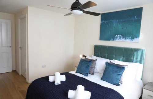 Sindlesham Casa | Spacious home with office and double driveway & FREE Wifi By ULTIMATE HOMES AWAY