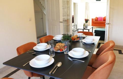 Sindlesham Casa | Spacious home with office and double driveway & FREE Wifi By ULTIMATE HOMES AWAY