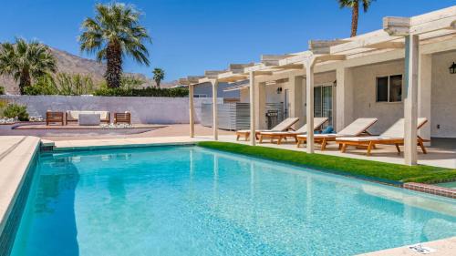 Racquet Club Estates Apartamento | Spacious home with pool, fireplace, outdoor deck