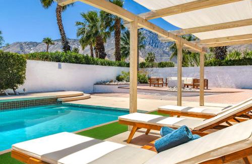 Racquet Club Estates Apartamento | Spacious home with pool, fireplace, outdoor deck