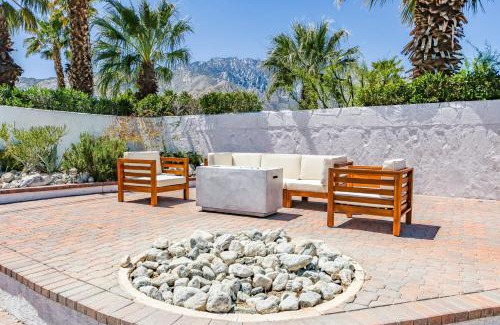 Racquet Club Estates Apartamento | Spacious home with pool, fireplace, outdoor deck