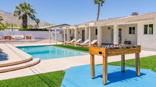 Racquet Club Estates Apartamento | Spacious home with pool, fireplace, outdoor deck