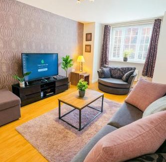 Bedford Casa | Spacious Home with Parking for Families & Contractors
