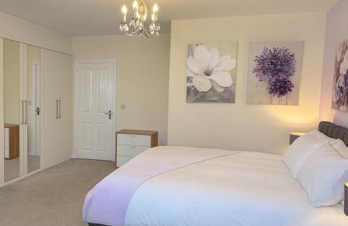 Bedford Casa | Spacious Home with Parking for Families & Contractors
