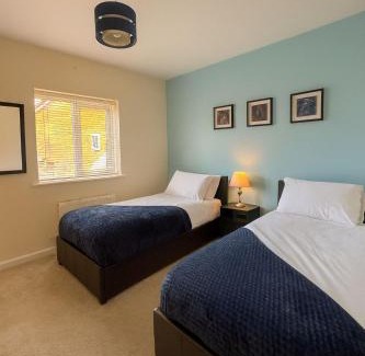 Bedford Casa | Spacious Home with Parking for Families & Contractors