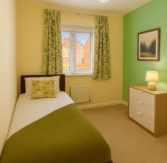 Bedford Casa | Spacious Home with Parking for Families & Contractors