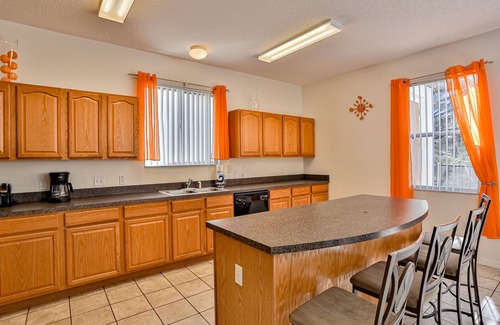 Windwood Bay Casa | Spacious home with private pool and spa, lanai and WiFi - close to parks