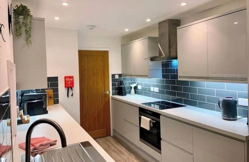 Mousehole Casa | Spacious home with sea view, parking (EV) & garden