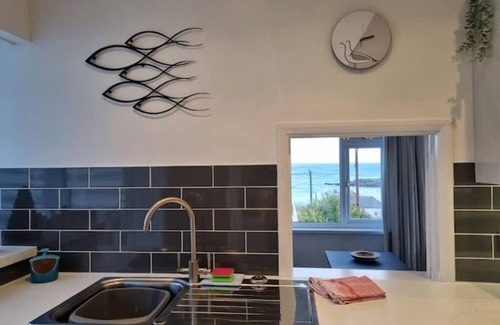 Mousehole Casa | Spacious home with sea view, parking (EV) & garden