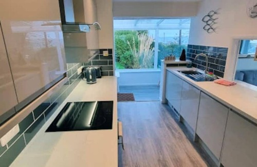 Mousehole Casa | Spacious home with sea view, parking (EV) & garden