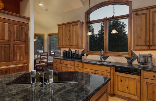 Forest Hills Casa | Spacious Home with Mountain Views + Hot Tub + Ski Shuttle - Mountain Joy