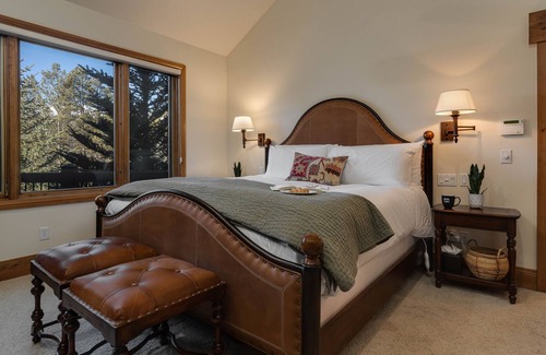 Forest Hills Casa | Spacious Home with Mountain Views + Hot Tub + Ski Shuttle - Mountain Joy