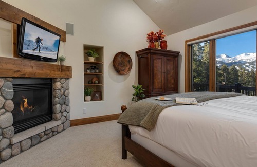 Forest Hills Casa | Spacious Home with Mountain Views + Hot Tub + Ski Shuttle - Mountain Joy