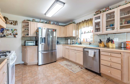 Holcomb Casa | Spacious home with private lake front