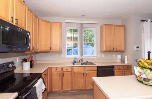 Owings Mills Cabina | Spacious Home with 4BR, 2.5 Bath for 8-10PPLE, with WiFi and free parking