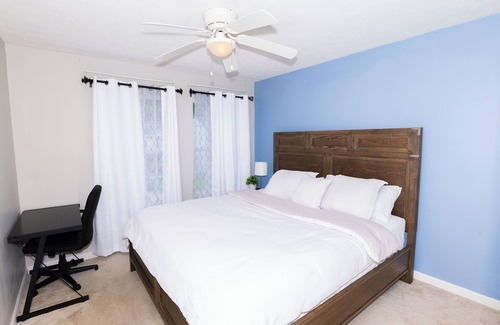 Owings Mills Cabina | Spacious Home with 4BR, 2.5 Bath for 8-10PPLE, with WiFi and free parking