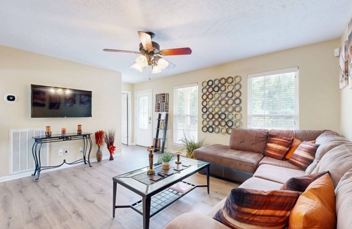 Springfield Casa | Spacious home with fully equipped kitchen - near Nashville