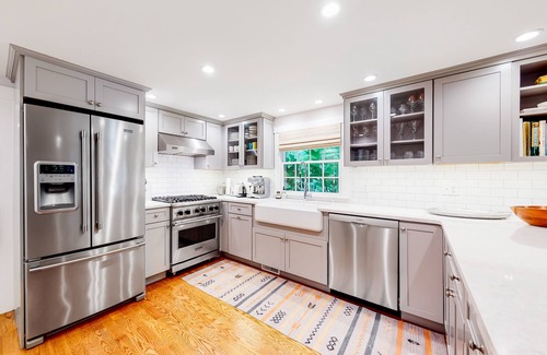 Vineyard Haven Casa | Spacious Home with Beautiful Yard, Deck, Free WiFi, W/D, & Outdoor Shower